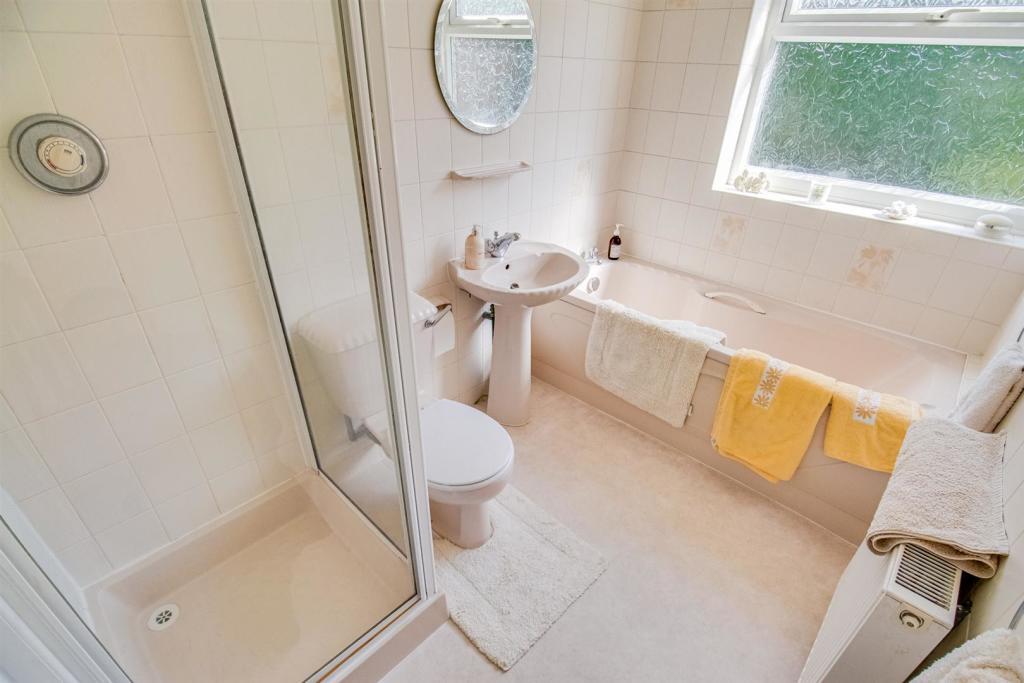 2 bedroom detached house for sale in Woodhall Close, Overton, Wakefield