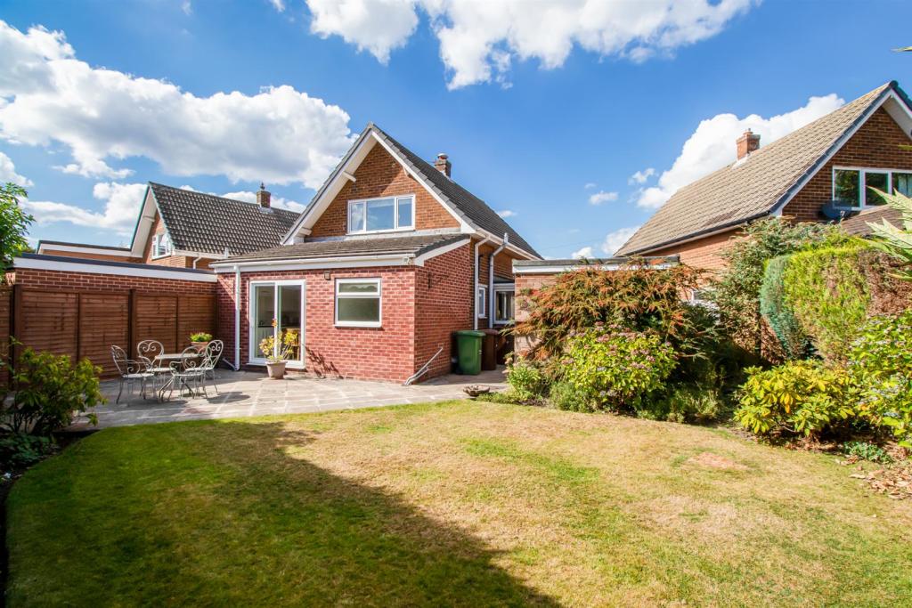 2 bedroom detached house for sale in Woodhall Close, Overton, Wakefield