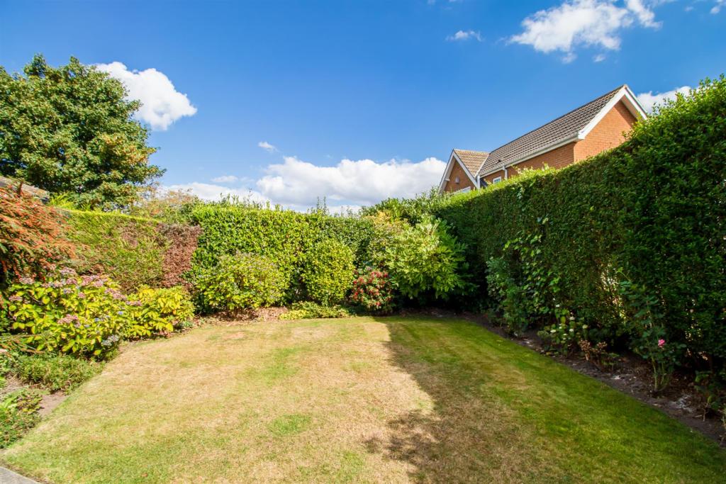2 bedroom detached house for sale in Woodhall Close, Overton, Wakefield
