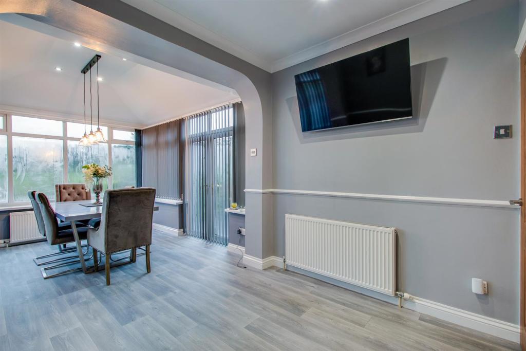 3 bedroom semidetached bungalow for sale in Moor Park Gardens