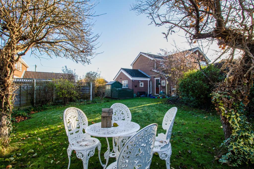 5 bedroom detached house for sale in Highfields, Netherton, Wakefield, WF4