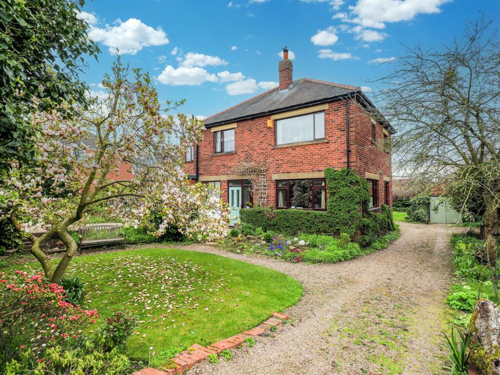 5 bedroom detached house for sale in Birchen Avenue, Ossett, WF5