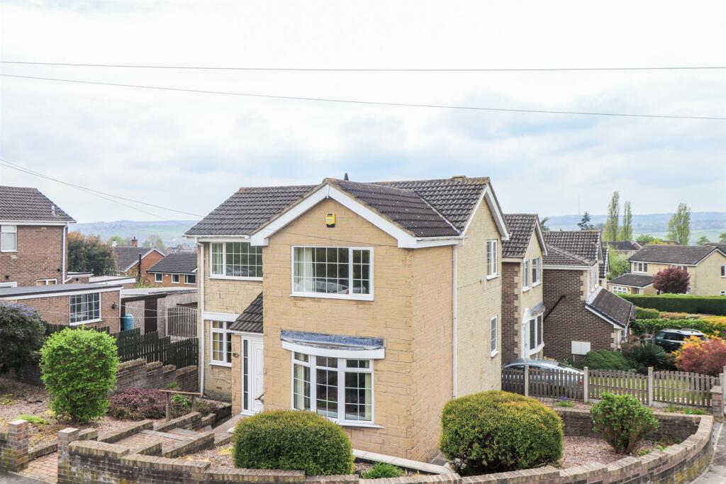 3 bedroom detached house for sale in Priory Road, Ossett, WF5