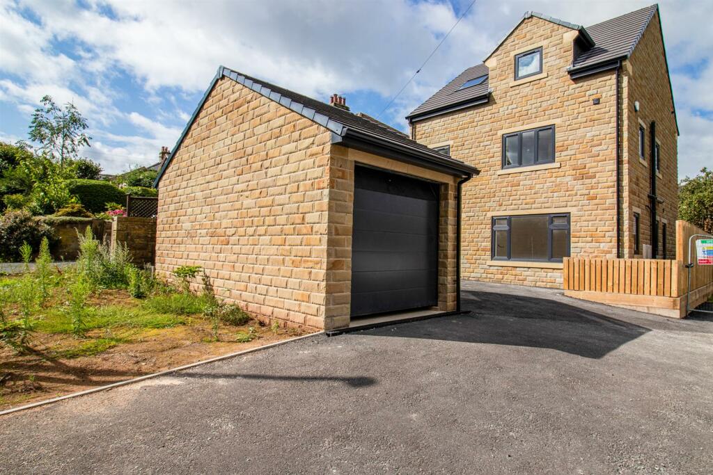 4 bedroom detached house for sale in Commercial Road, Skelmanthorpe