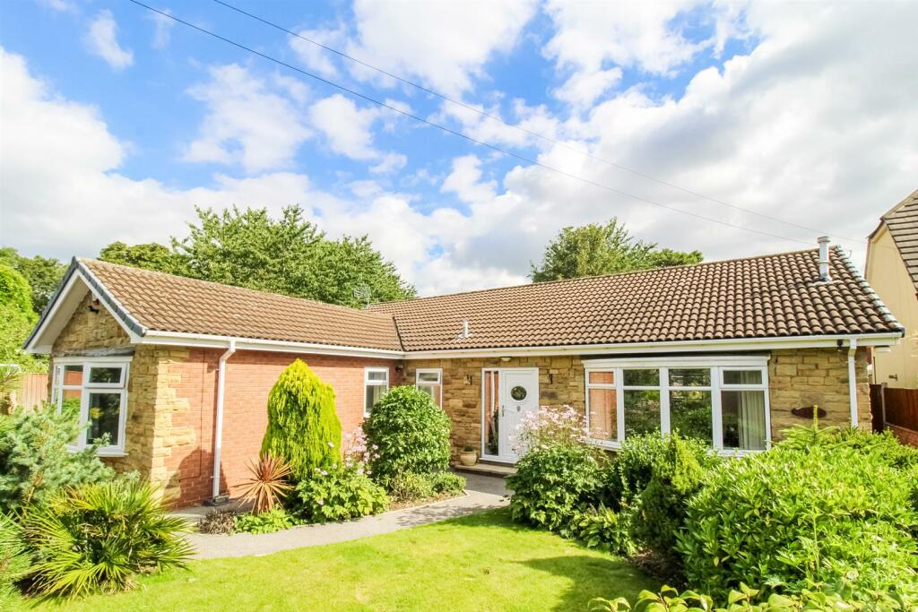 3 bedroom detached house for sale in Kingsway, Ossett, WF5