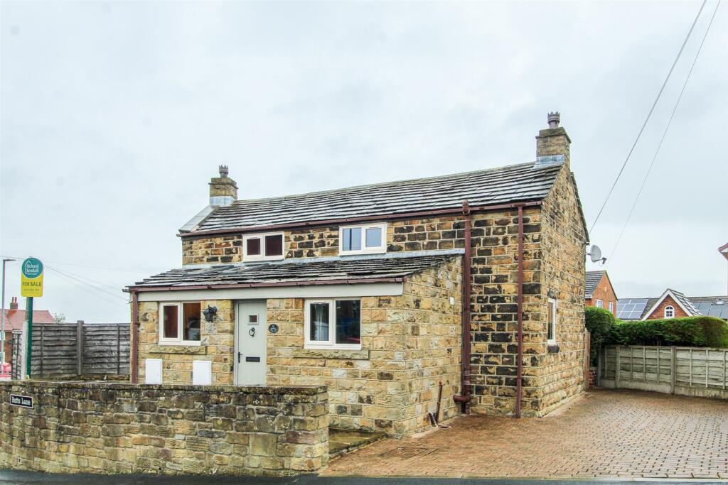 3 bedroom detached house for sale in Cross Road, Middlestown, Wakefield