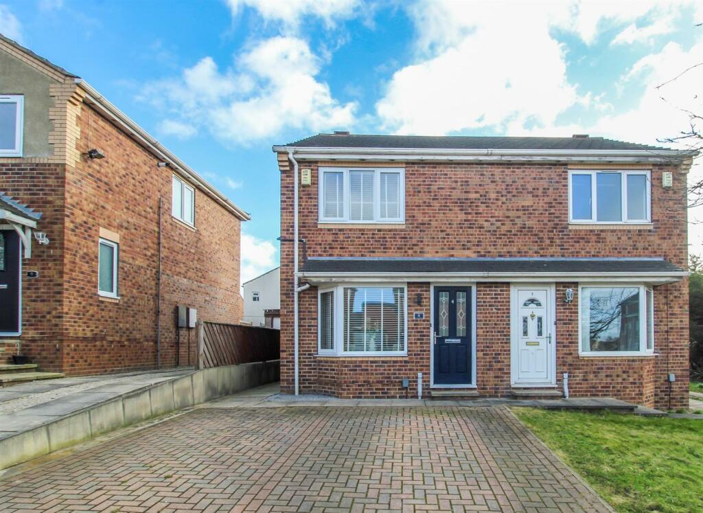2 bedroom semidetached house for sale in Ashleigh Gardens, Ossett, WF5