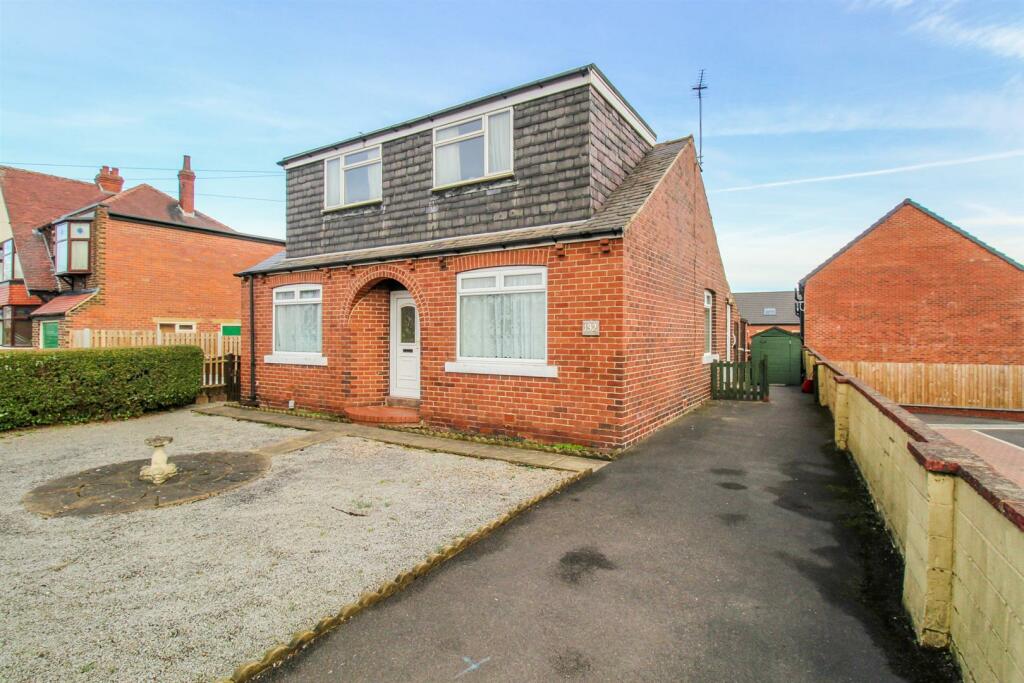 3 bedroom detached bungalow for sale in Kingsway, Ossett, WF5