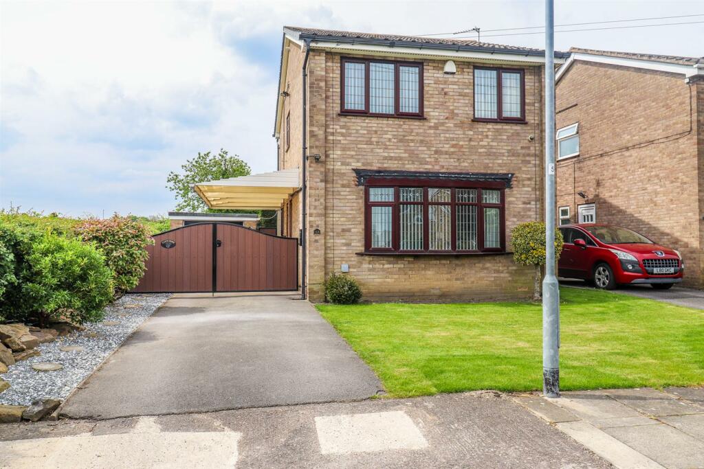 3 bedroom detached house for sale in Cavewell Gardens, Ossett, WF5
