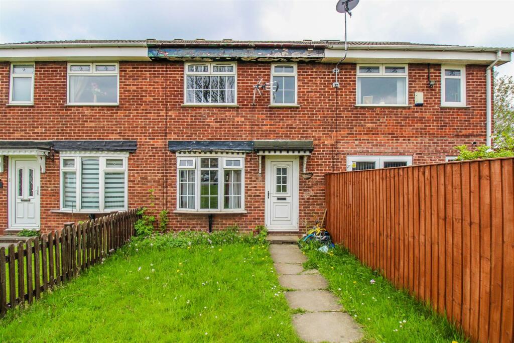 3 bedroom town house for sale in Branstone Grove, Ossett, WF5