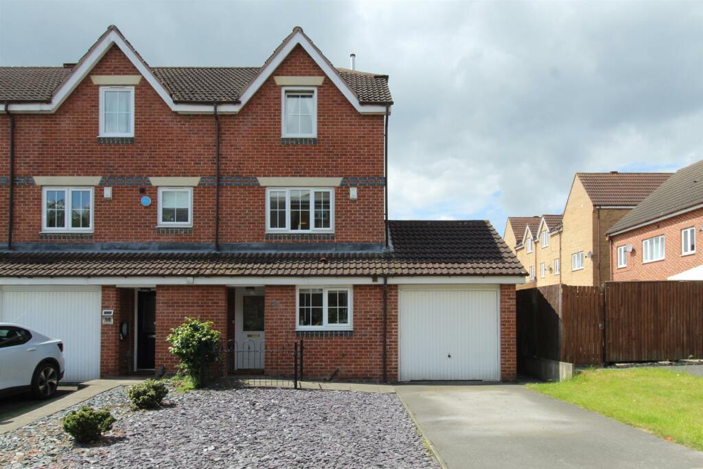 3 bedroom town house for sale in Moorcroft, Ossett, WF5