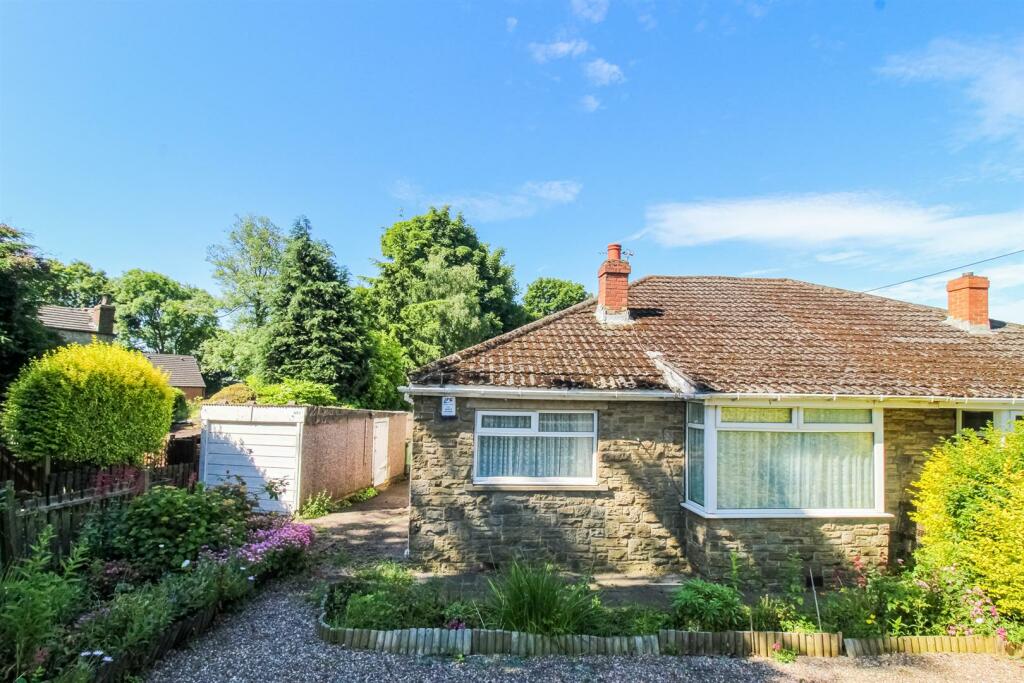 2 bedroom semidetached bungalow for sale in Hall Close, Ossett, WF5