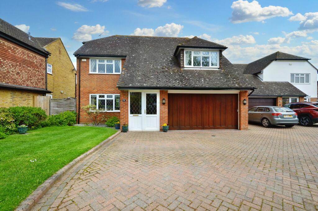 4 bedroom detached house for sale in Kingsteignton, Shoeburyness, SS3