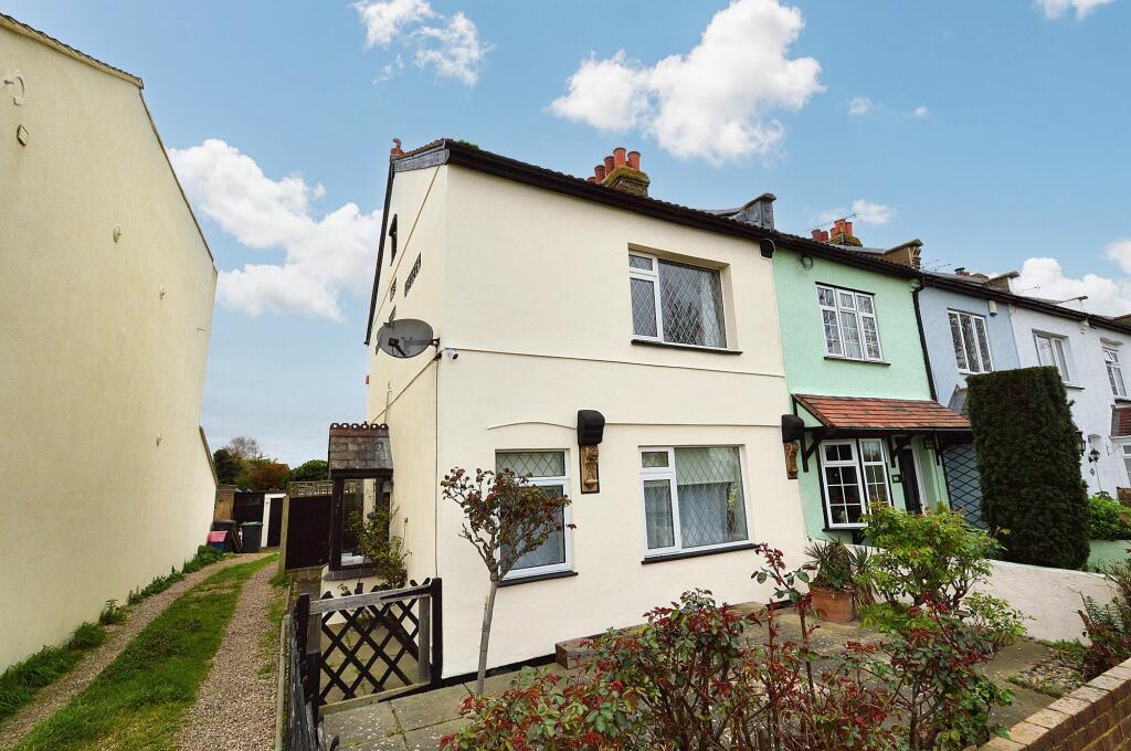 2 bedroom cottage for sale in Wakering Road, Shoeburyness, SS3