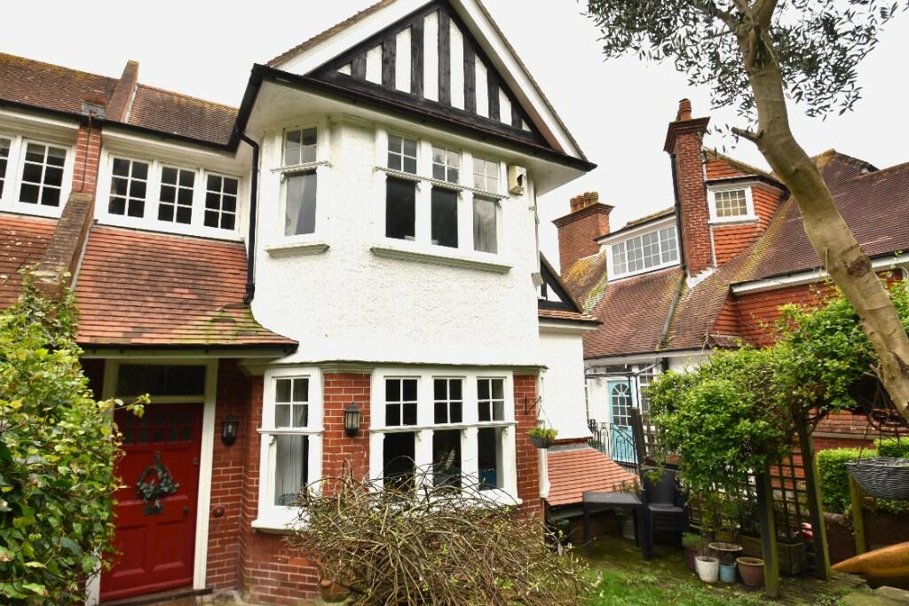 4 bedroom semi-detached house for rent in Upper Dukes Drive, Eastbourne, East Sussex, BN20