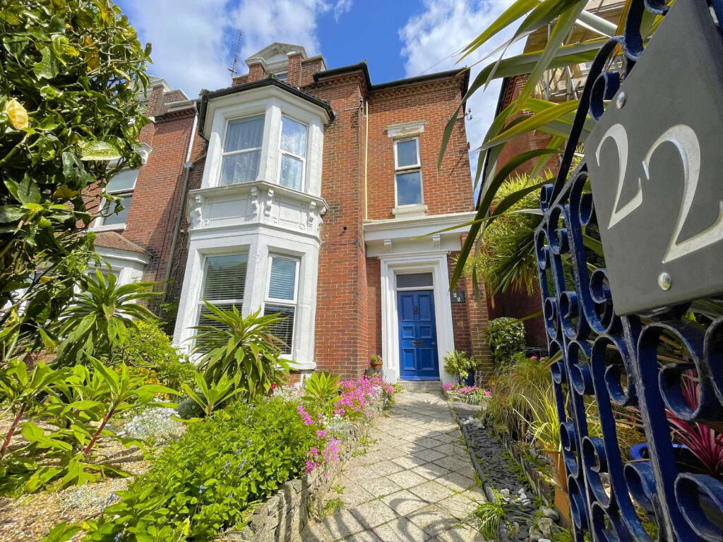 6 bedroom semi-detached house