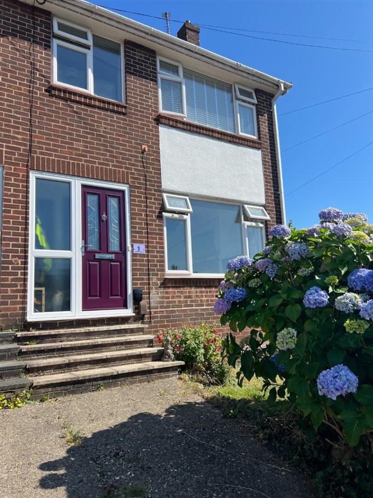 4 bedroom end of terrace house