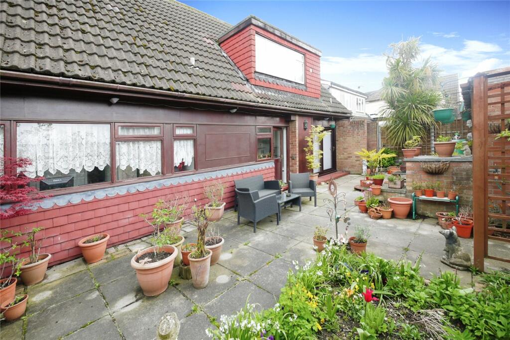 3 bedroom detached house for sale in Stocks Lane, Kelvedon Hatch, Brentwood, Essex, CM15