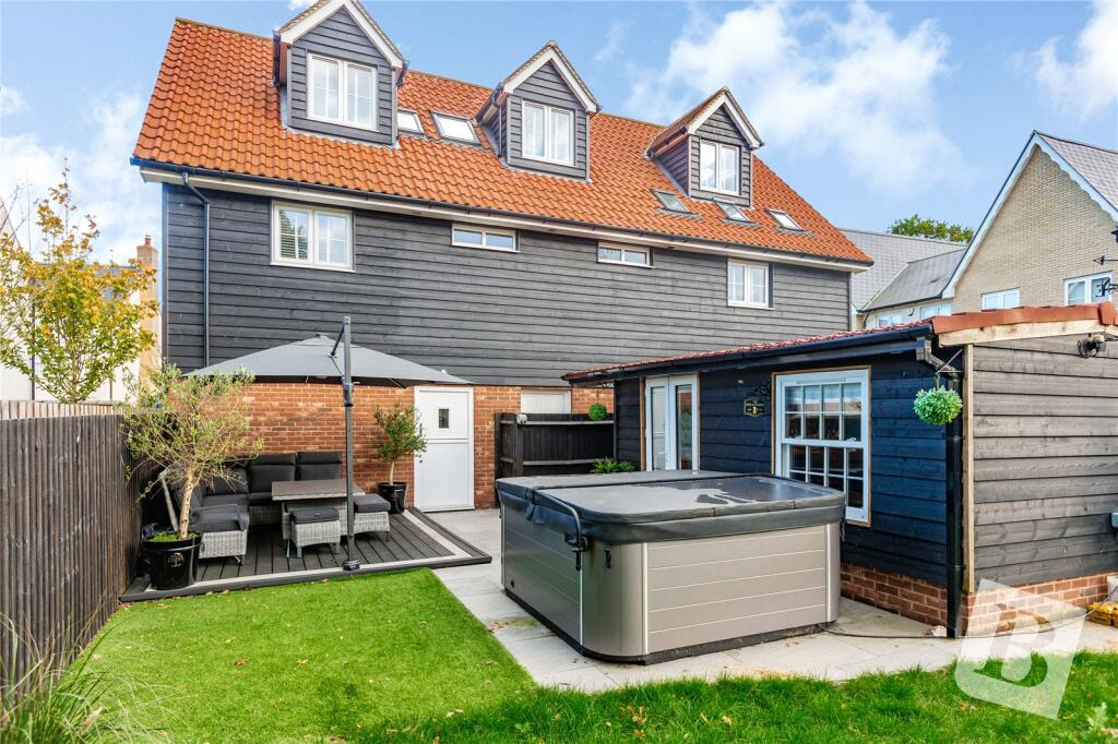 4 bedroom detached house for sale in Rainbird Place, Pilgrims Hatch