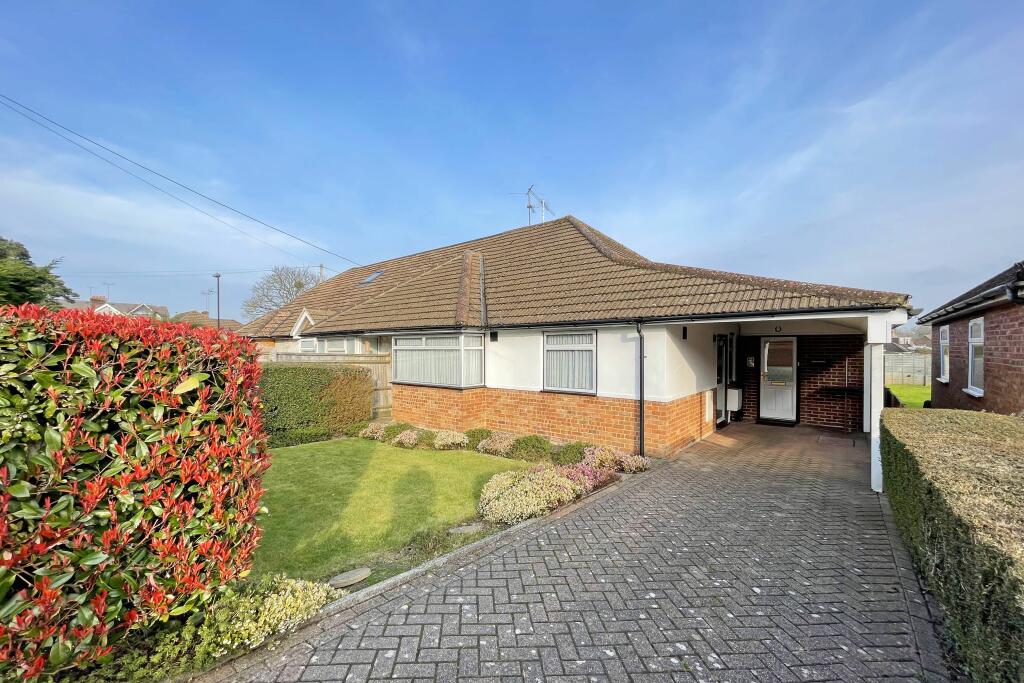 2 bedroom semidetached bungalow for sale in Junction Road, Burgess