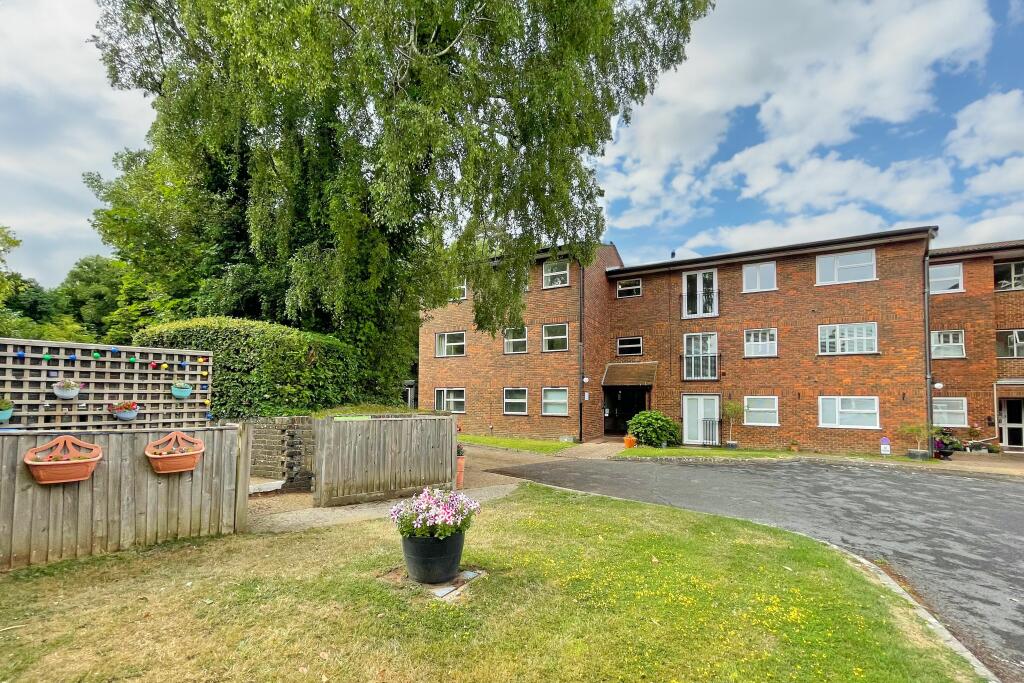 2 bedroom ground floor flat for sale in Crown Point House, Woodsland
