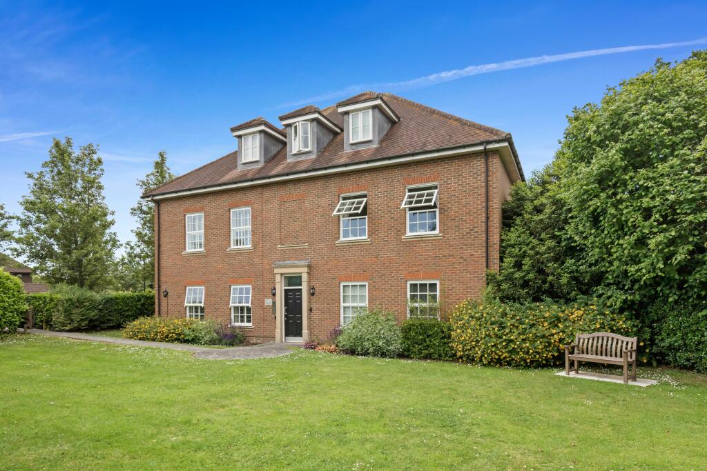 2 bedroom flat for sale in Mellors Court, Cuckfield, West Sussex, RH17
