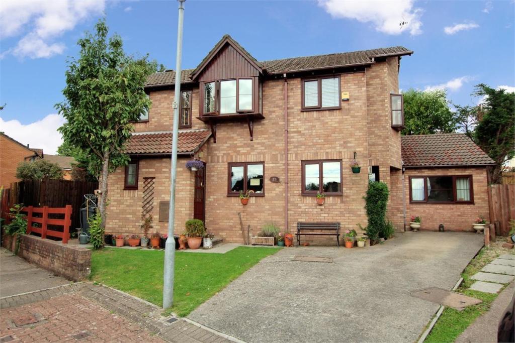 4 bedroom detached house for sale in The Farthings, Pontprennau