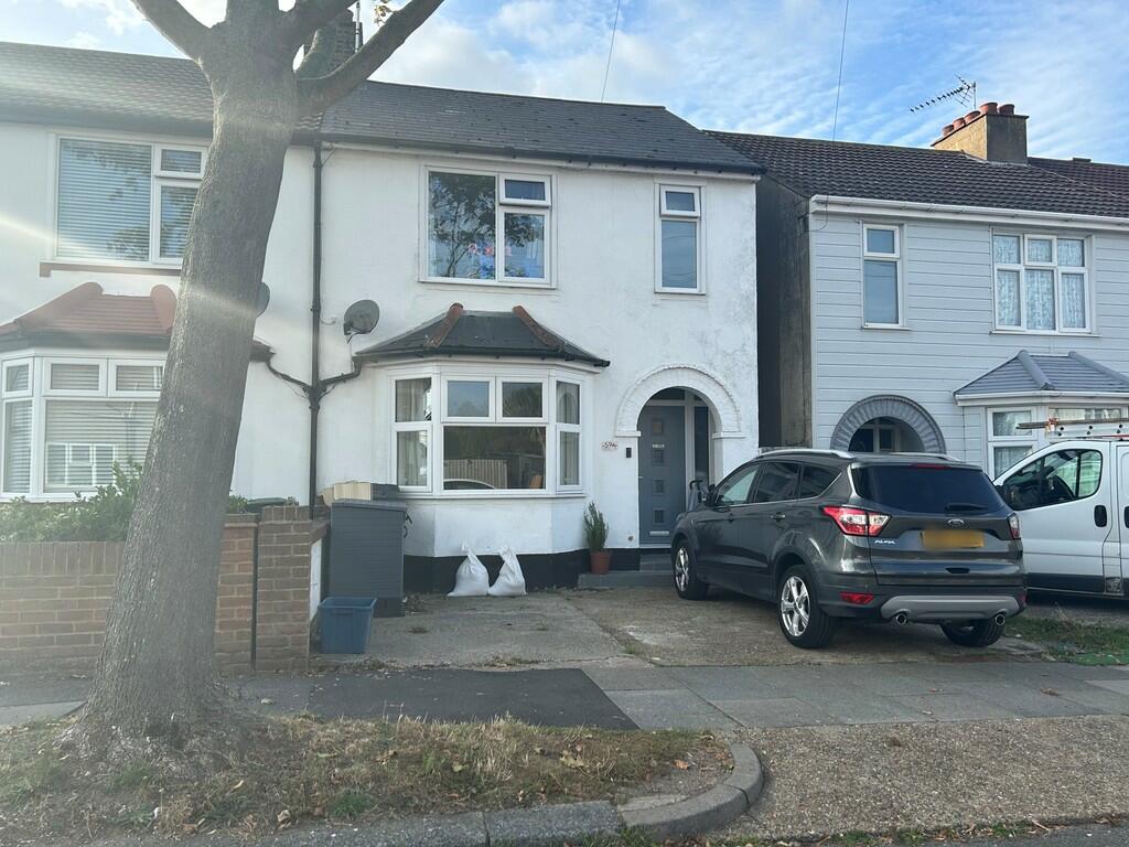 3 bedroom semidetached house for sale in Wakering Avenue, Shoeburyness