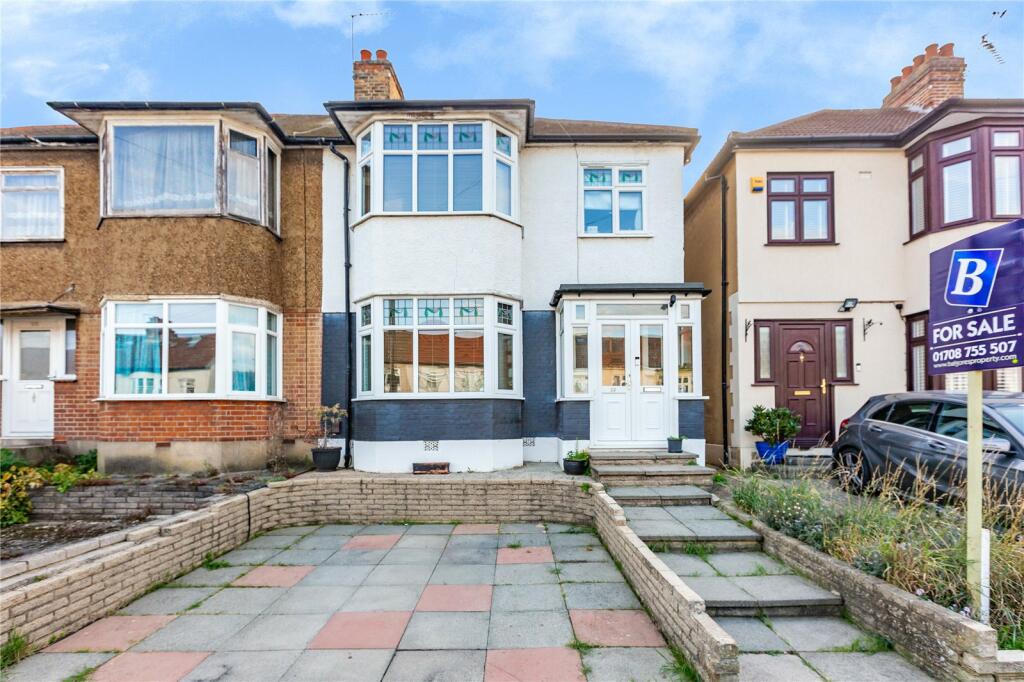 3 bedroom semidetached house for sale in Dorset Avenue, Romford, RM1