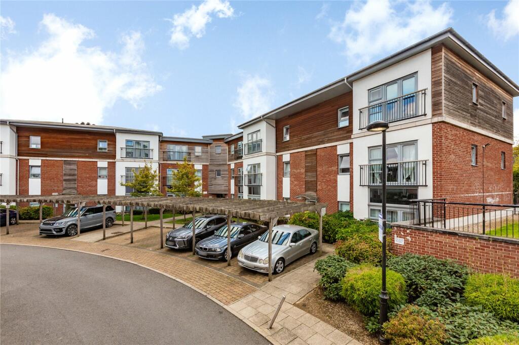 2 bedroom apartment for sale in Riverside Close, Romford, RM1