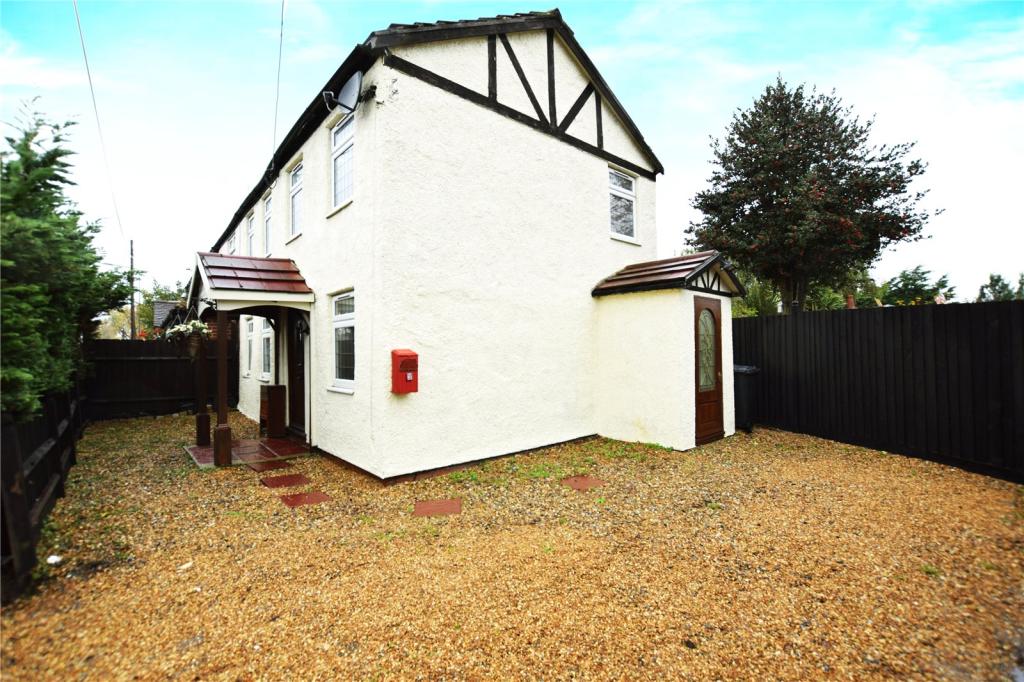 4 bedroom end of terrace house for sale in Collier Row Road, Collier