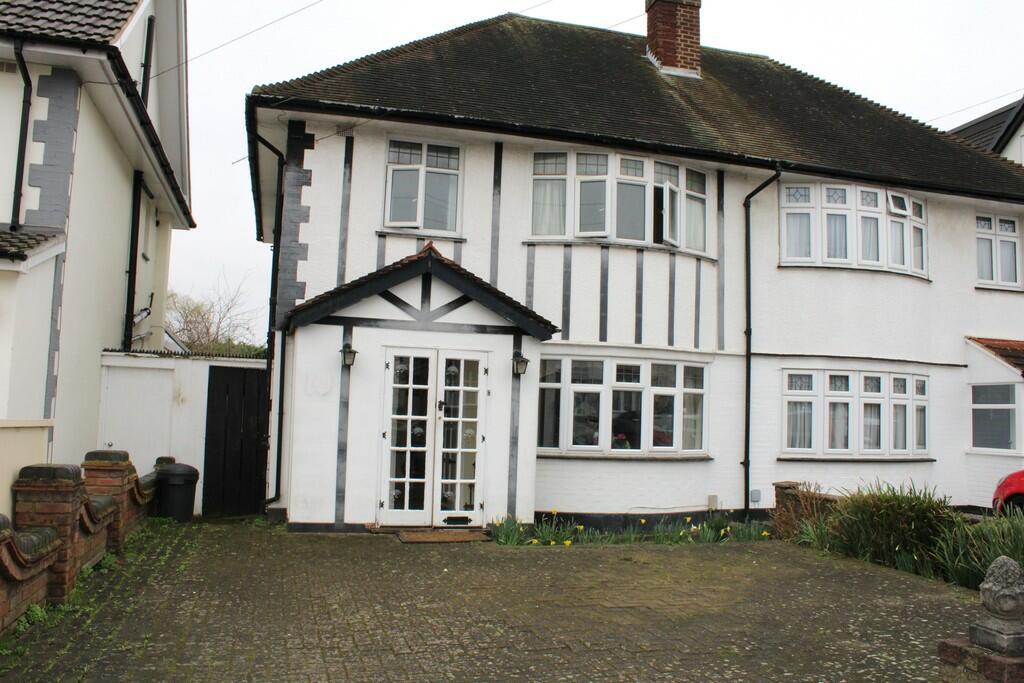 3 bedroom semidetached house for sale in Naseby Road, Clayhall, IG5