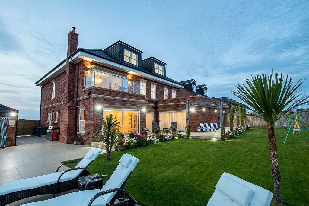 6 bedroom detached house for sale in The Laurels, Church Lane