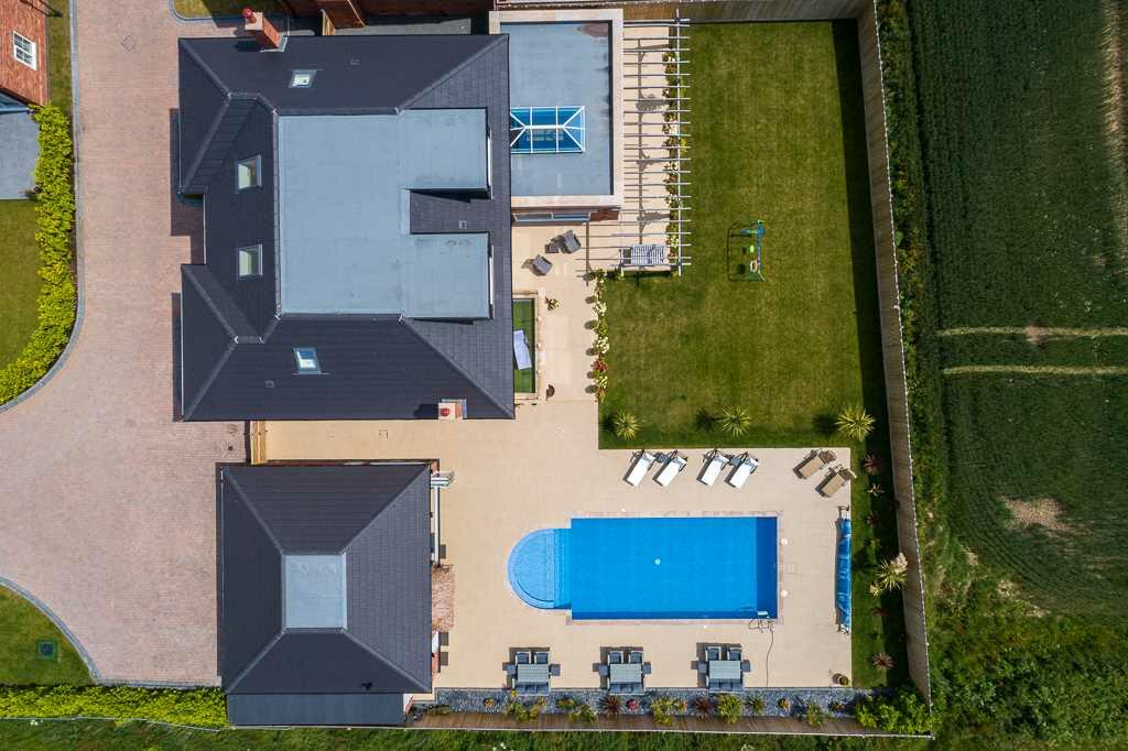 6 bedroom detached house for sale in The Laurels, Church Lane