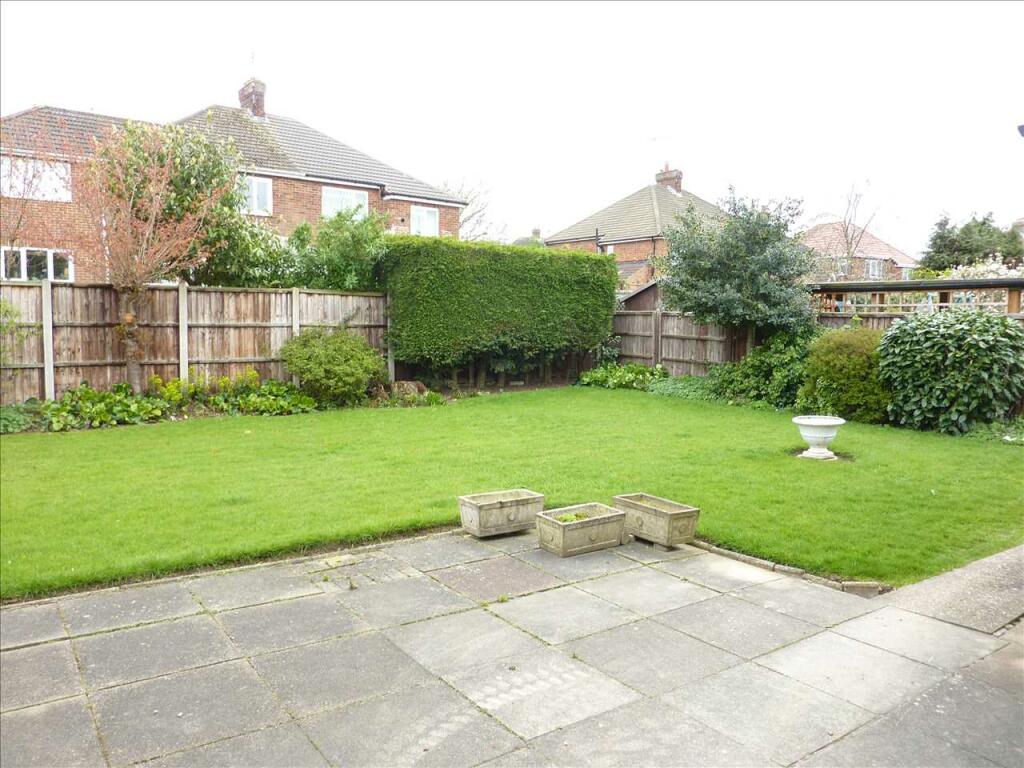 3 bedroom detached house for sale in Heron Close, Grimsby, DN32