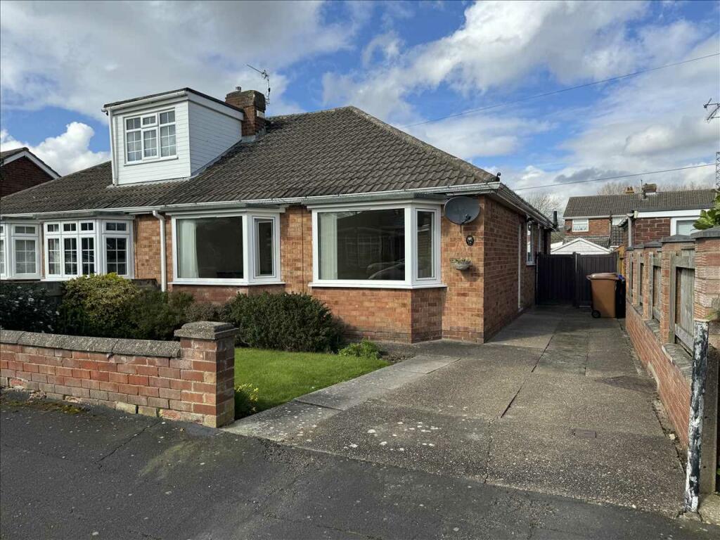 3 bedroom semidetached bungalow for sale in Whitgift Close, Laceby