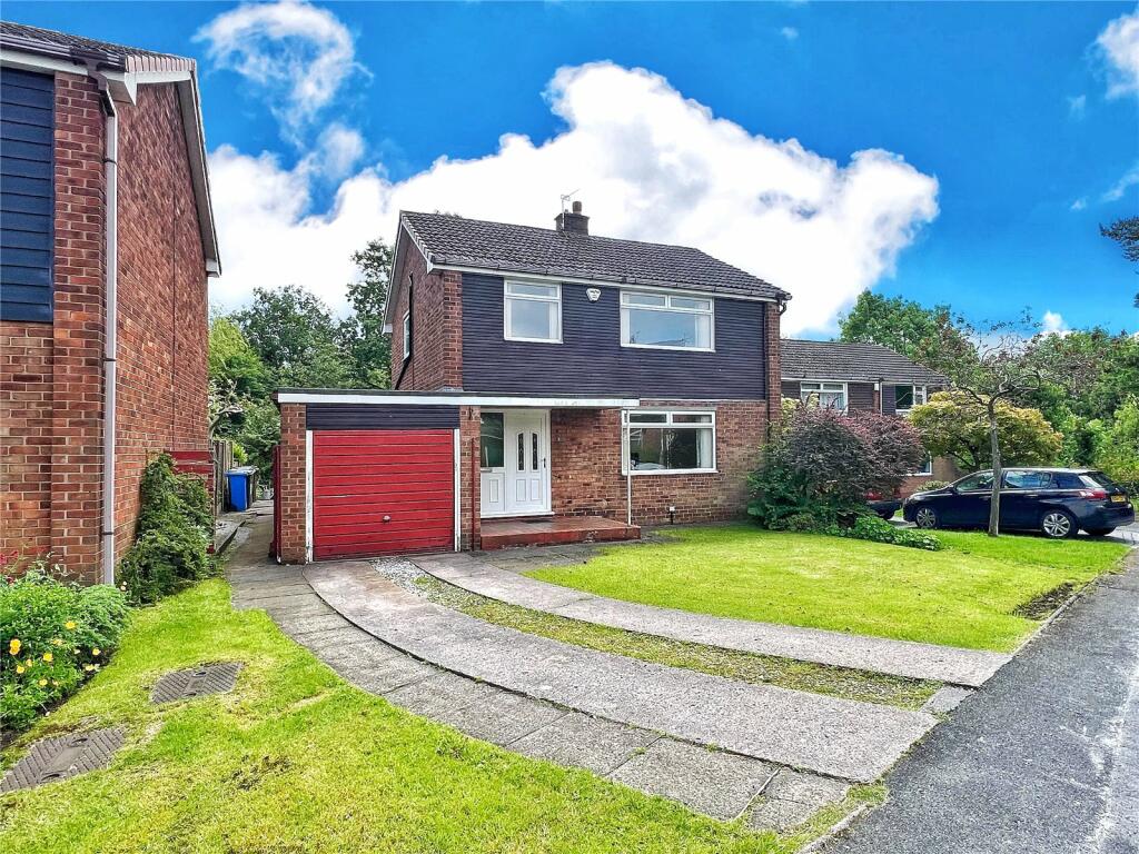 3 bedroom detached house for sale in Hereford Close, AshtonunderLyne