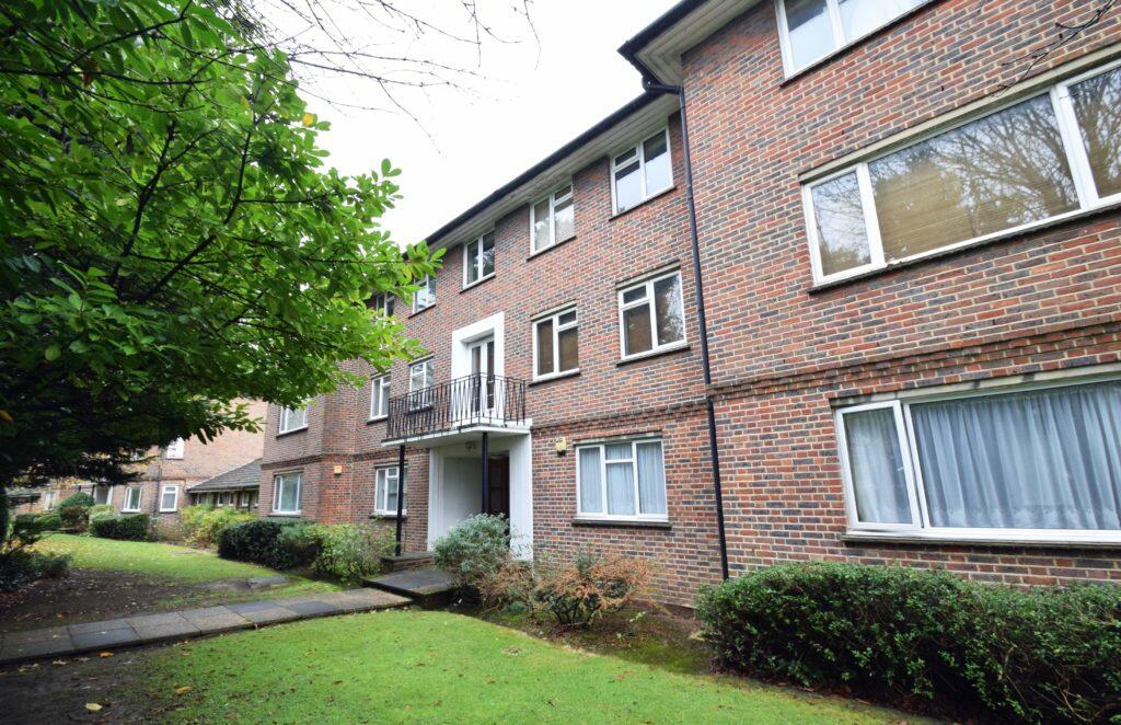 2 bedroom flat for sale in Meadway Court, The Ridings, Ealing W5