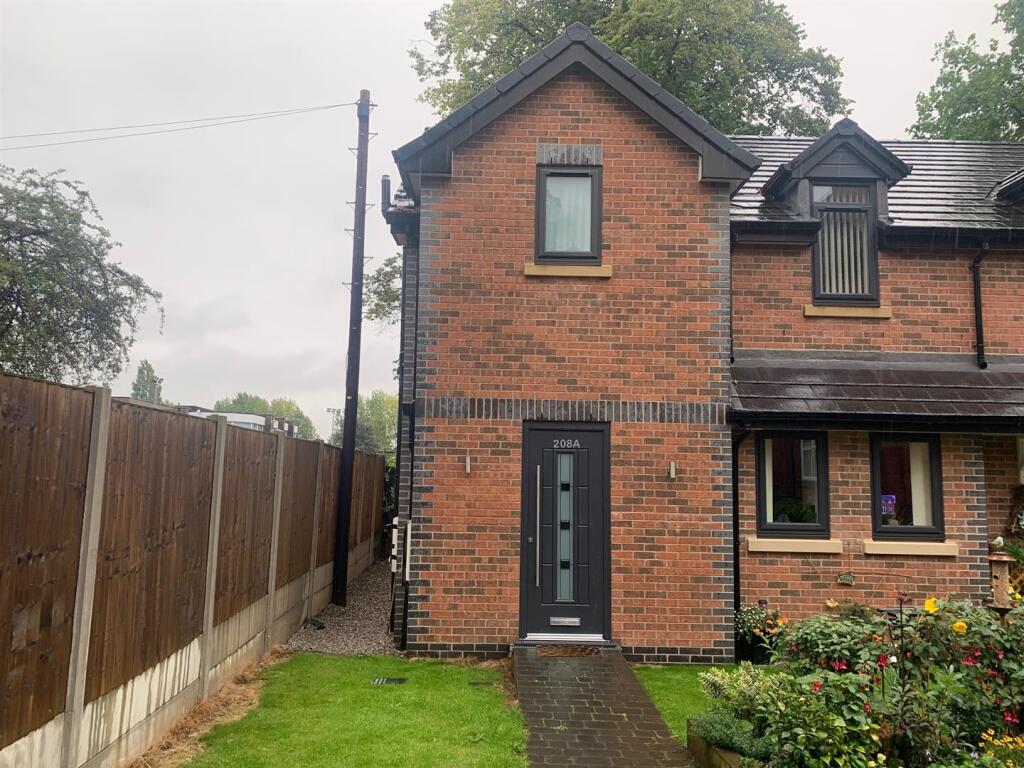 Main image of property: Wellington Road North, Stockport, SK4 2QN