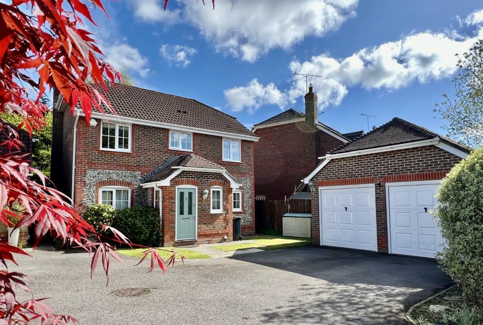 4 bedroom detached house for sale in Starlight Farm Close, Verwood, BH31 7BS, BH31