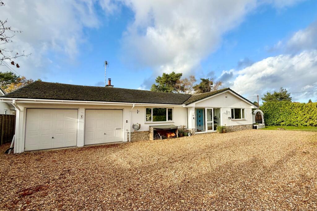 Main image of property: Woodlinken Close, Verwood, BH31 6BS