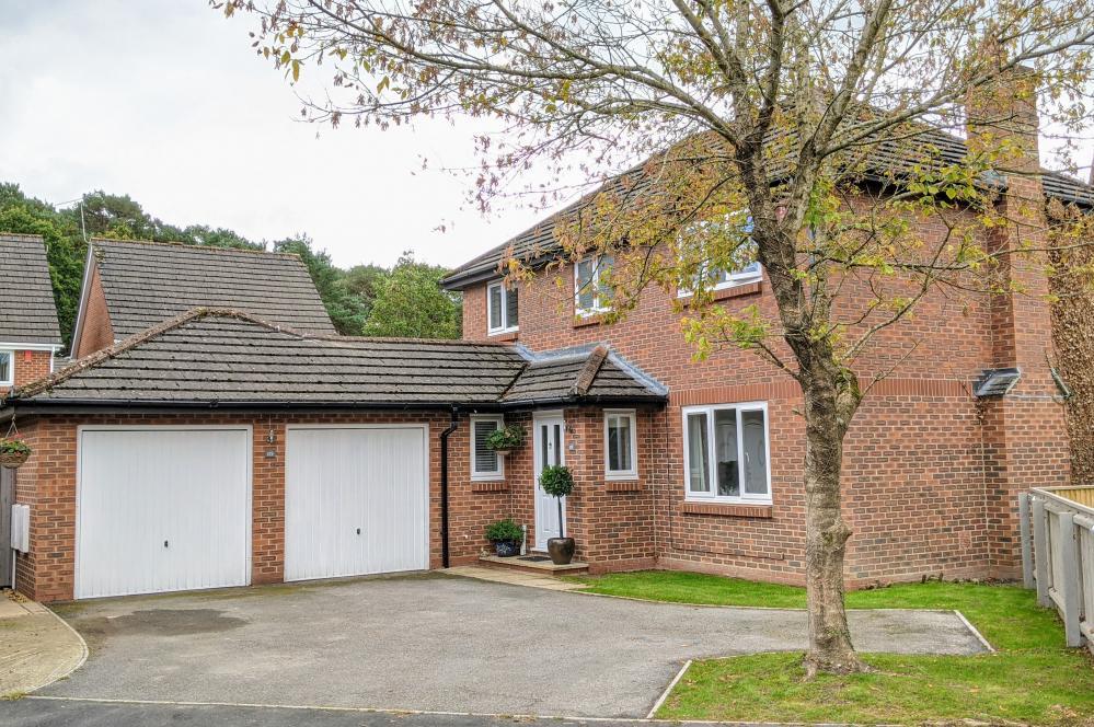 4 bedroom detached house for sale in Hazelwood Drive, Verwood, BH31 6YG