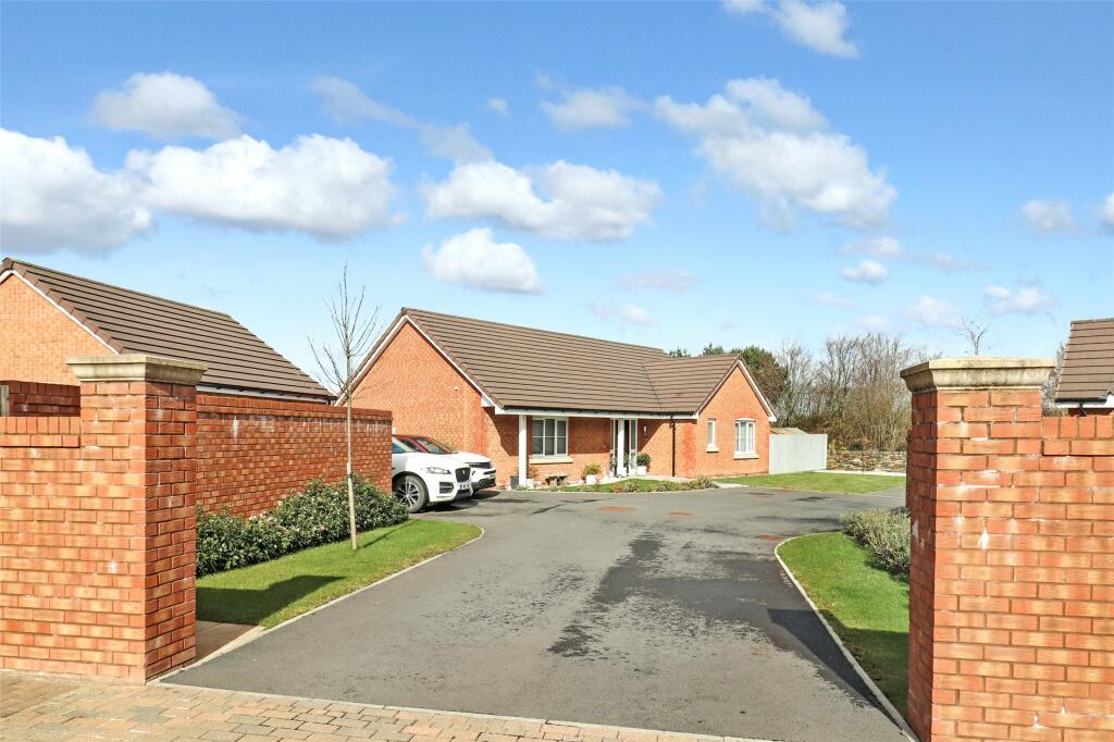 3 bedroom bungalow for sale in Granite Close, South Molton, Devon, EX36