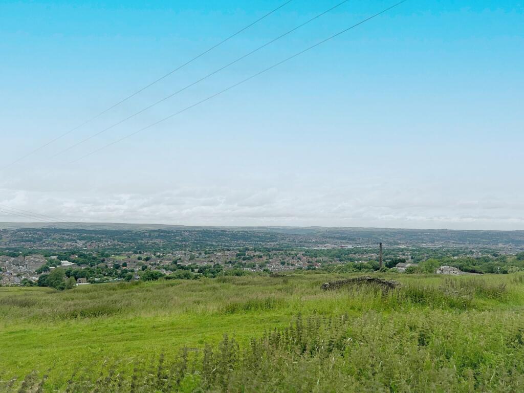 Additional property image - Highgate Grove, Clayton Heights, Bradford, BD13
