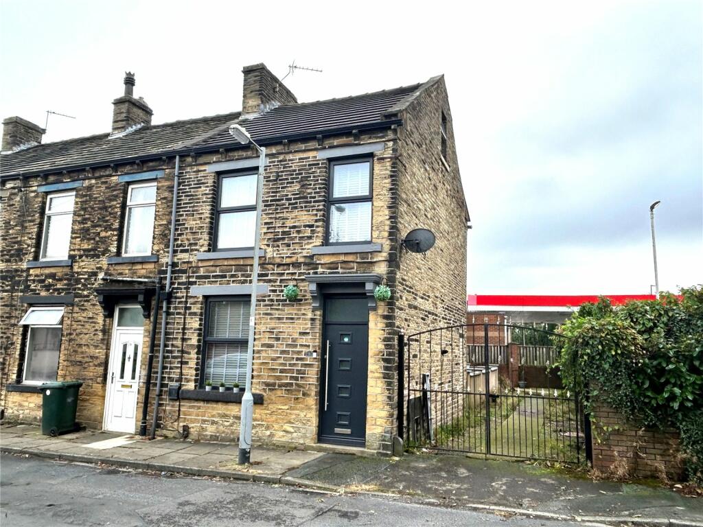 3 bedroom terraced house for sale in Moorcroft Drive, Bradford, BD4
