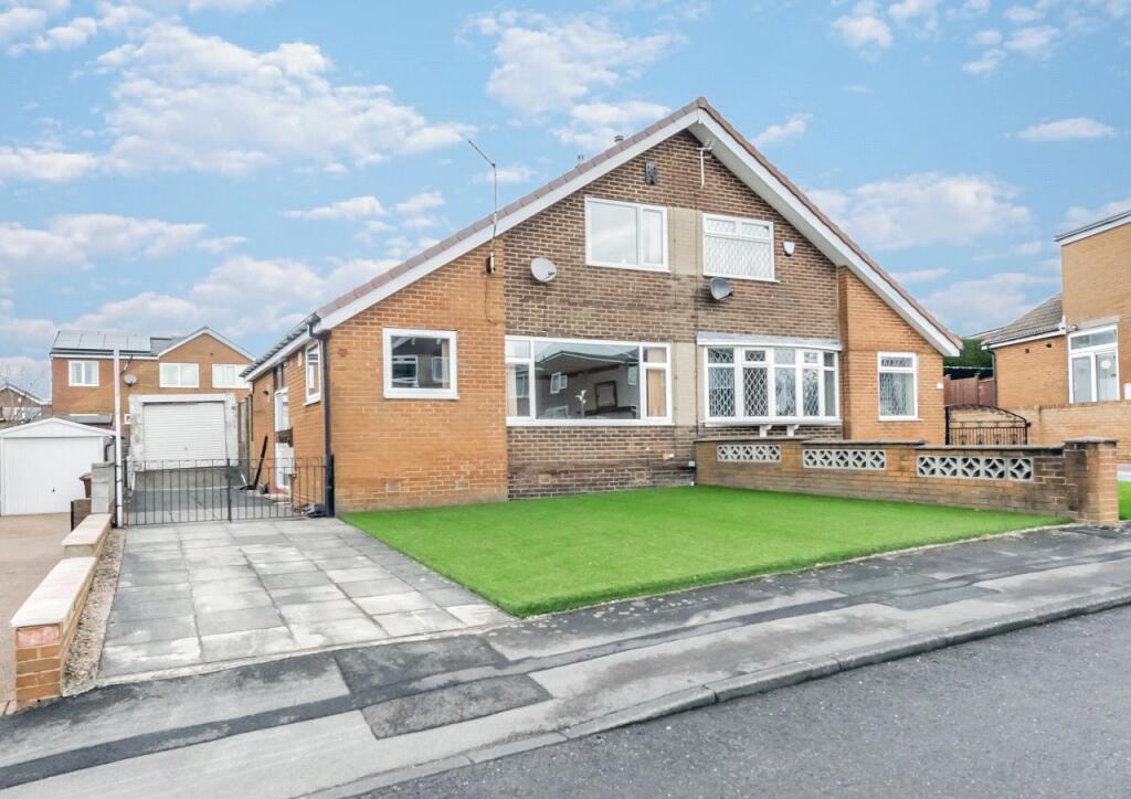 3 bedroom semidetached house for sale in Moorside Crescent
