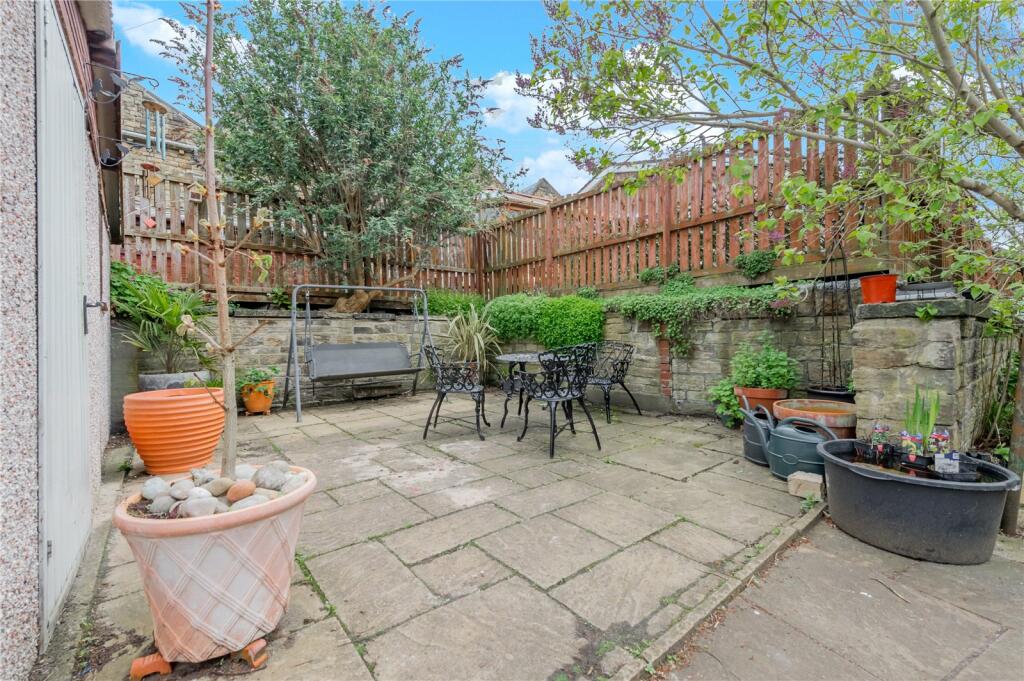 4 bedroom semidetached house for sale in High Street, Heckmondwike