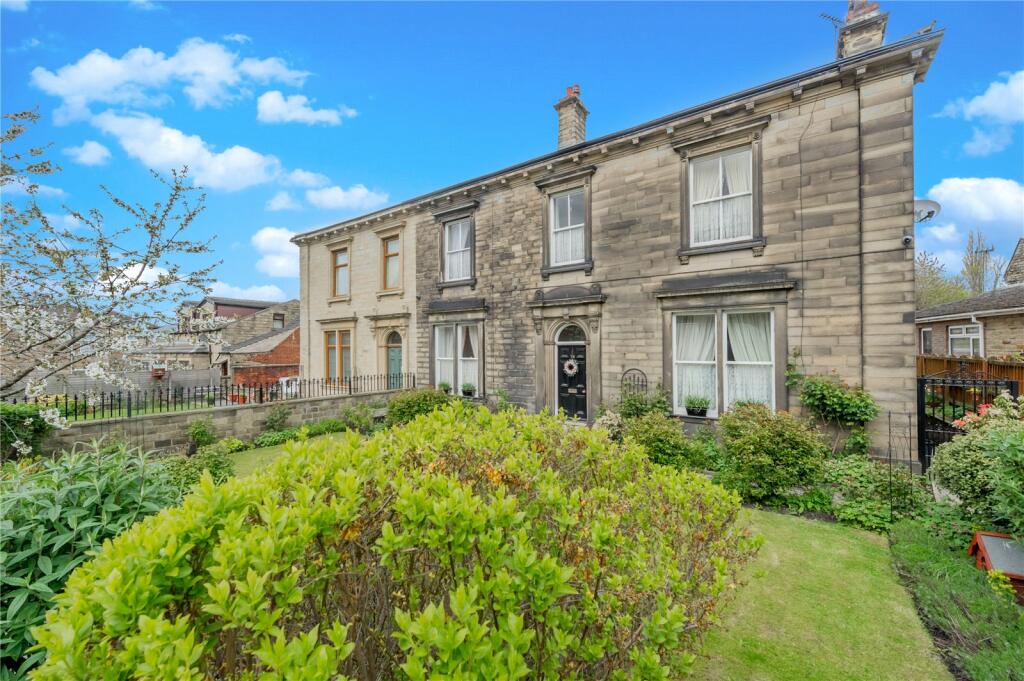 4 bedroom semidetached house for sale in High Street, Heckmondwike