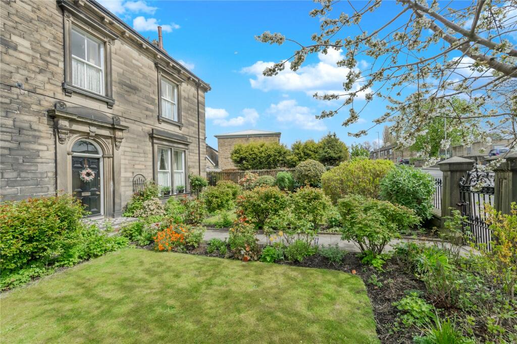 4 bedroom semidetached house for sale in High Street, Heckmondwike