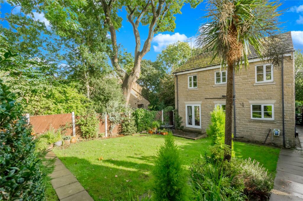4 bedroom detached house for sale in Red Vale, Gomersal, West Yorkshire